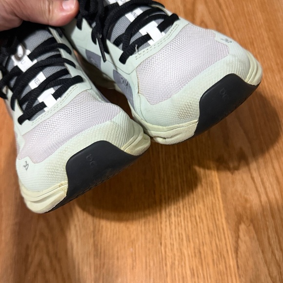 On Cloudrunner women's running shoes in the 'Frost/Aloe' colorwa size 7.5 - Picture 2 of 7